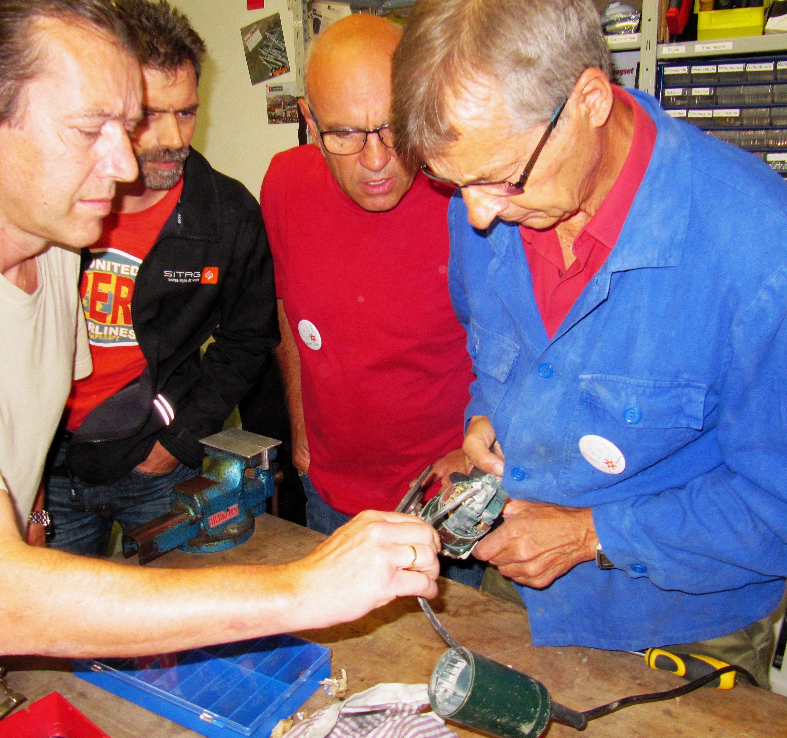 Selbst reparieren unter Anleitung von Fachleuten. Selbst reparieren unter Anleitung von Fachleuten.