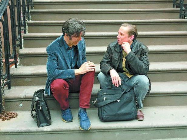 WANN & WO traf Stefan Sagmeister in New York. Das Foto entstand vor dem Eingang zum „The Norwood“, einem beliebten Treffpunkt der Kreativszene.