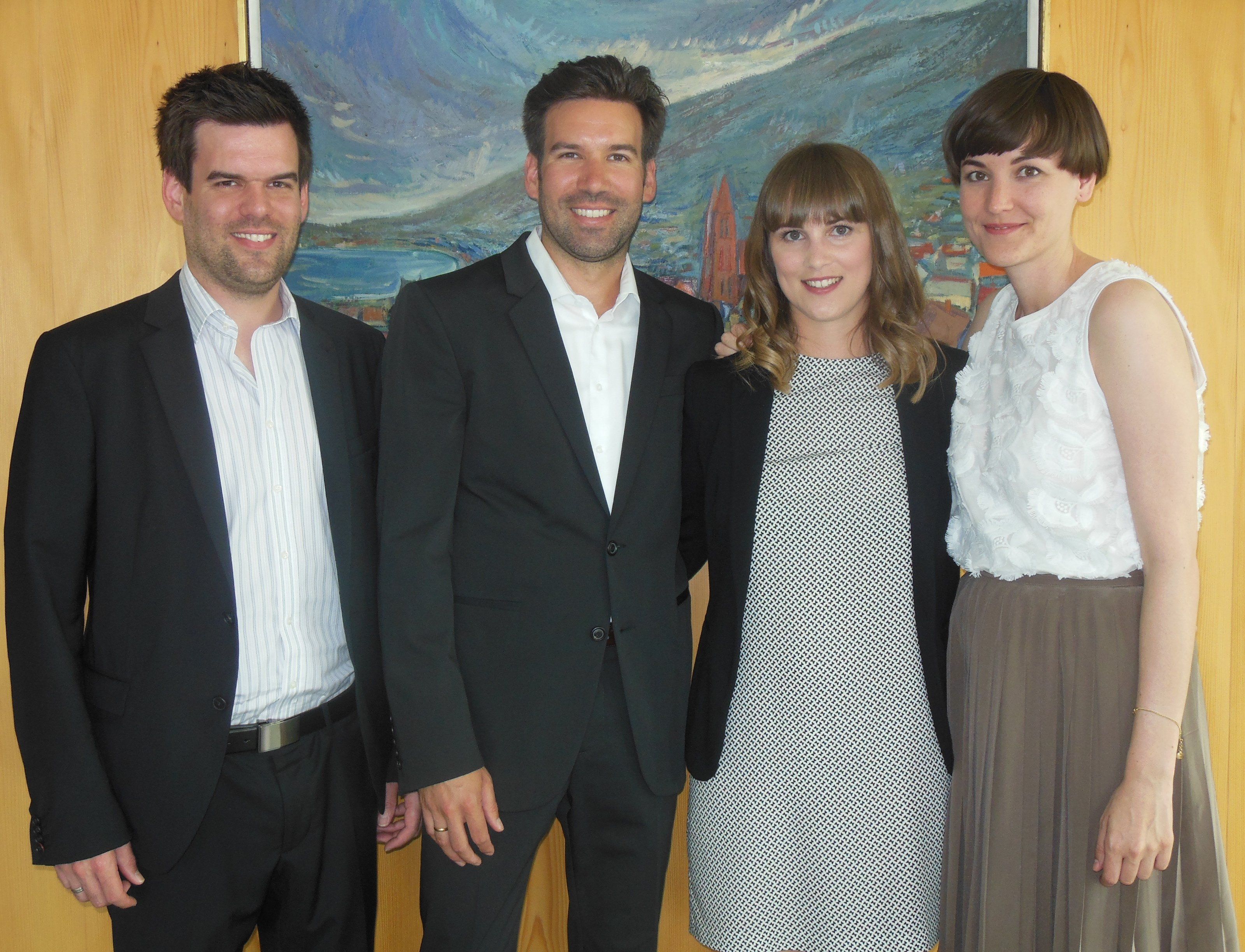 Das glückliche Paar mit den Trauzeugen. Das glückliche Paar mit den Trauzeugen.