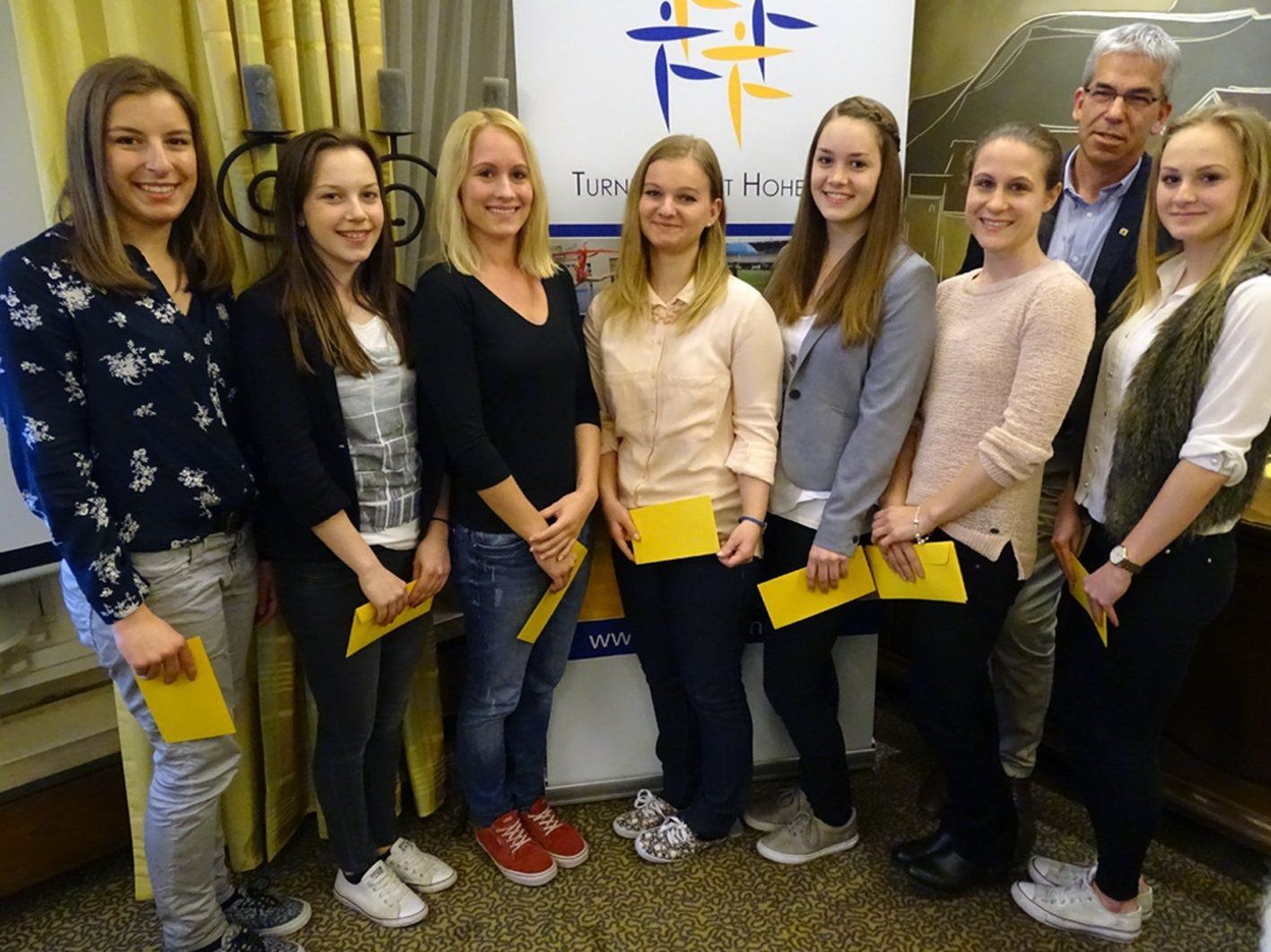 TS-Obmann Gerhard Hafner mit den erfolgreichen Teamturnerinnen. TS-Obmann Gerhard Hafner mit den erfolgreichen Teamturnerinnen.