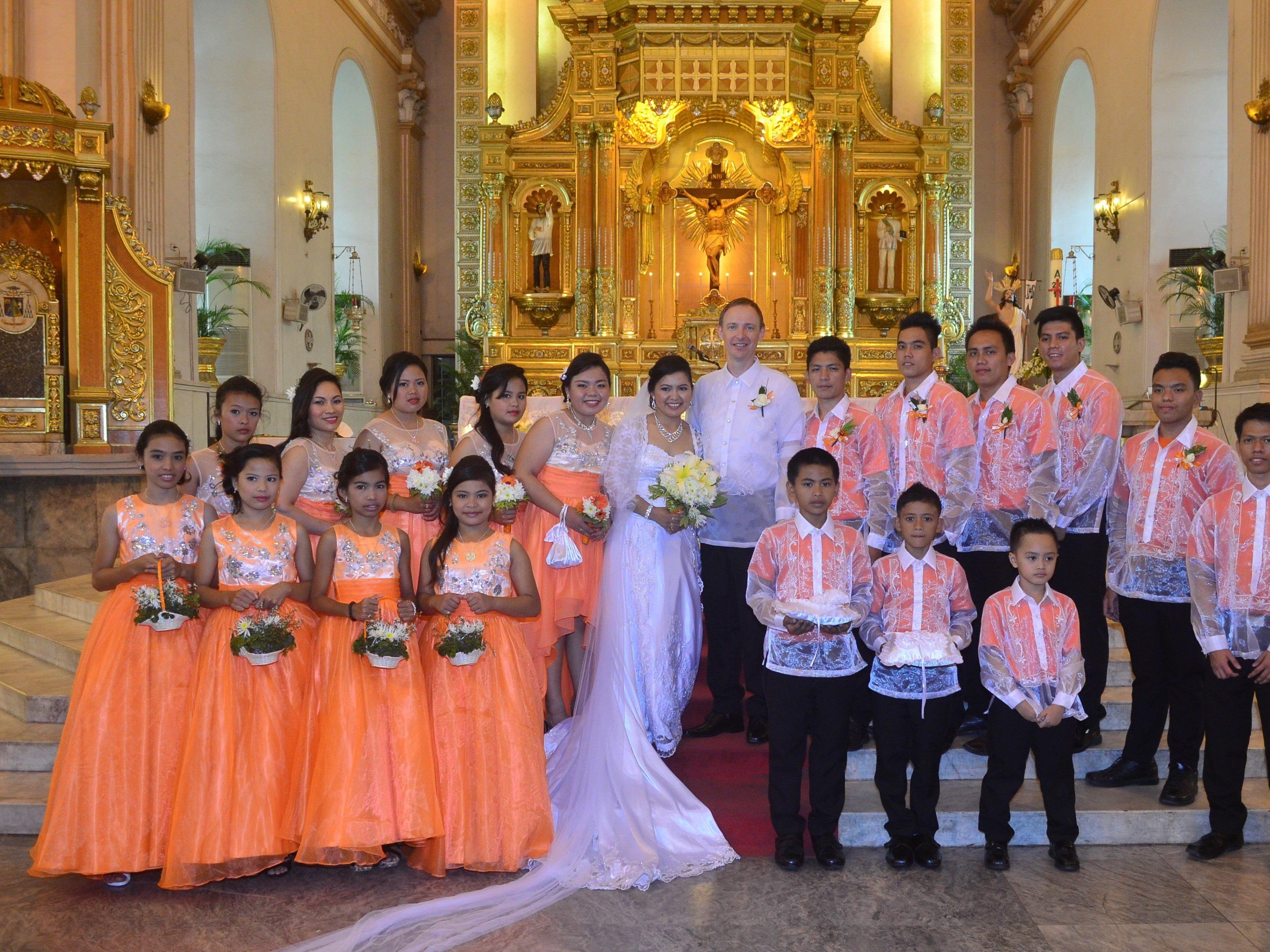 Miraflor und Frank Vallaster bei der kirchlichen Trauung am 8.4. in der Cebu-Kathedrale auf den Philippinen.