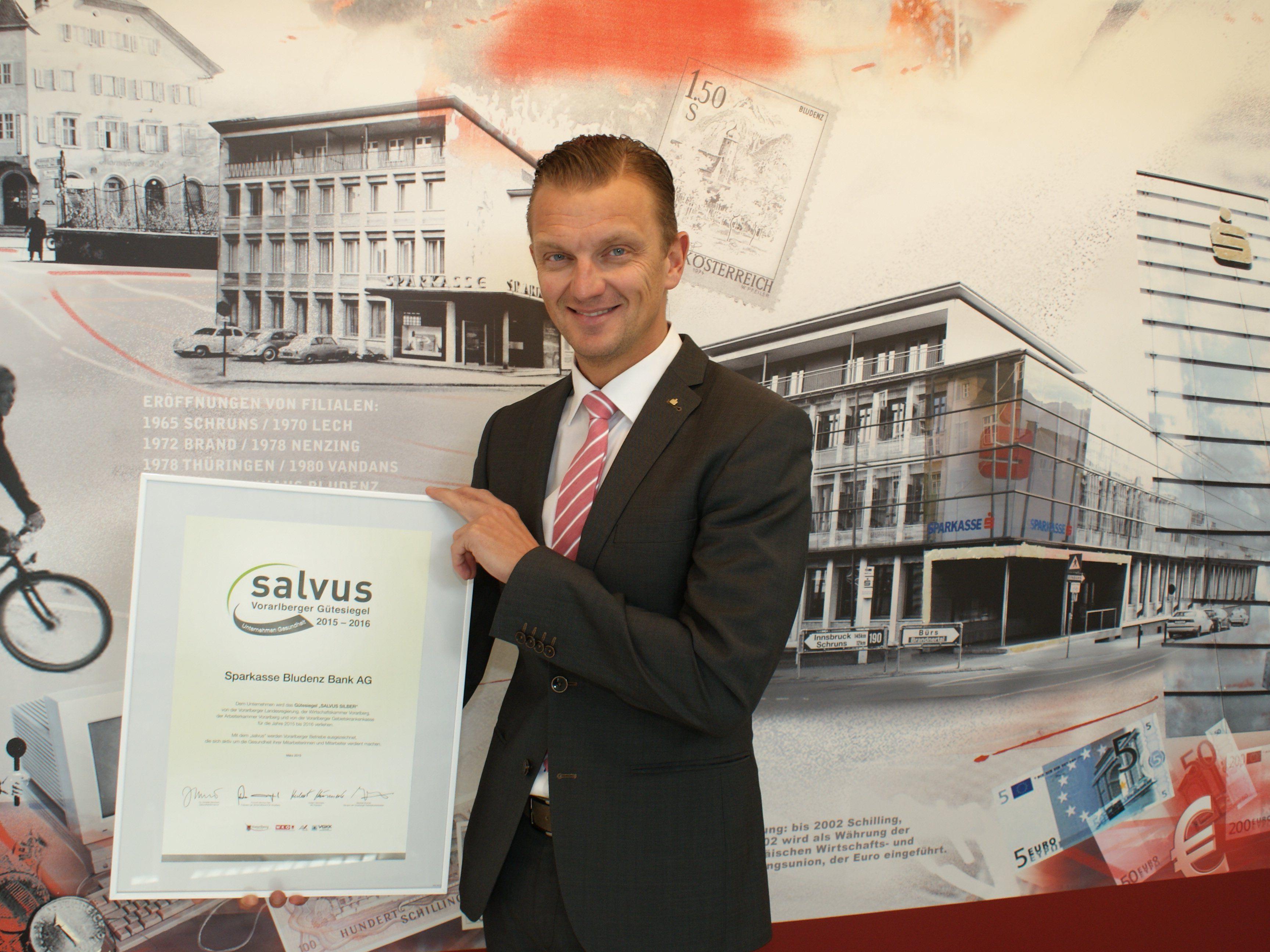 Sparkasse Bludenz-Vorstandsdirektor Wolfgang Eichler nahm die salvus-Auszeichnung stellvertretend für die Mitarbeiterschaft entgegen.