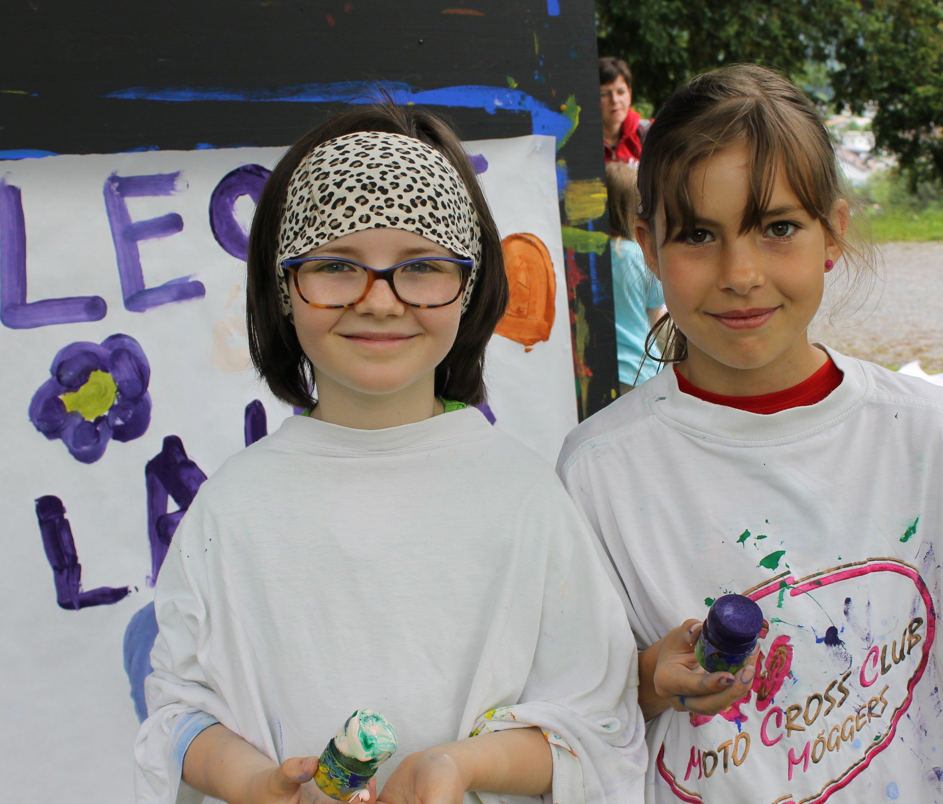 Laura und Leonie beim Spieltag im Park der Villa Falkenhorst Laura und Leonie beim Spieltag im Park der Villa Falkenhorst