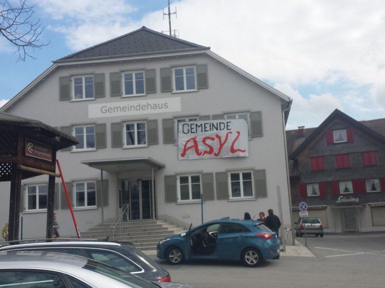 Die Polizei bereitet offenbar die Abschiebung eines Flüchtlings in Alberschwende vor. Die Polizei bereitet offenbar die Abschiebung eines Flüchtlings in Alberschwende vor.