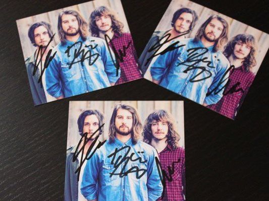 Bei ihrem Wien-Konzert haben The Makemakes fleißig Autogramme geschrieben. Bei ihrem Wien-Konzert haben The Makemakes fleißig Autogramme geschrieben.