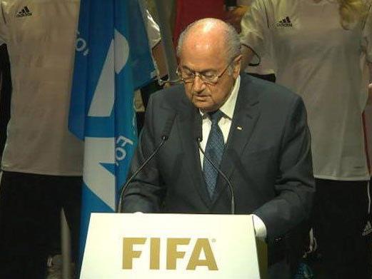 FIFA-Präsident Sepp Blatter gibt ein Statement ab.