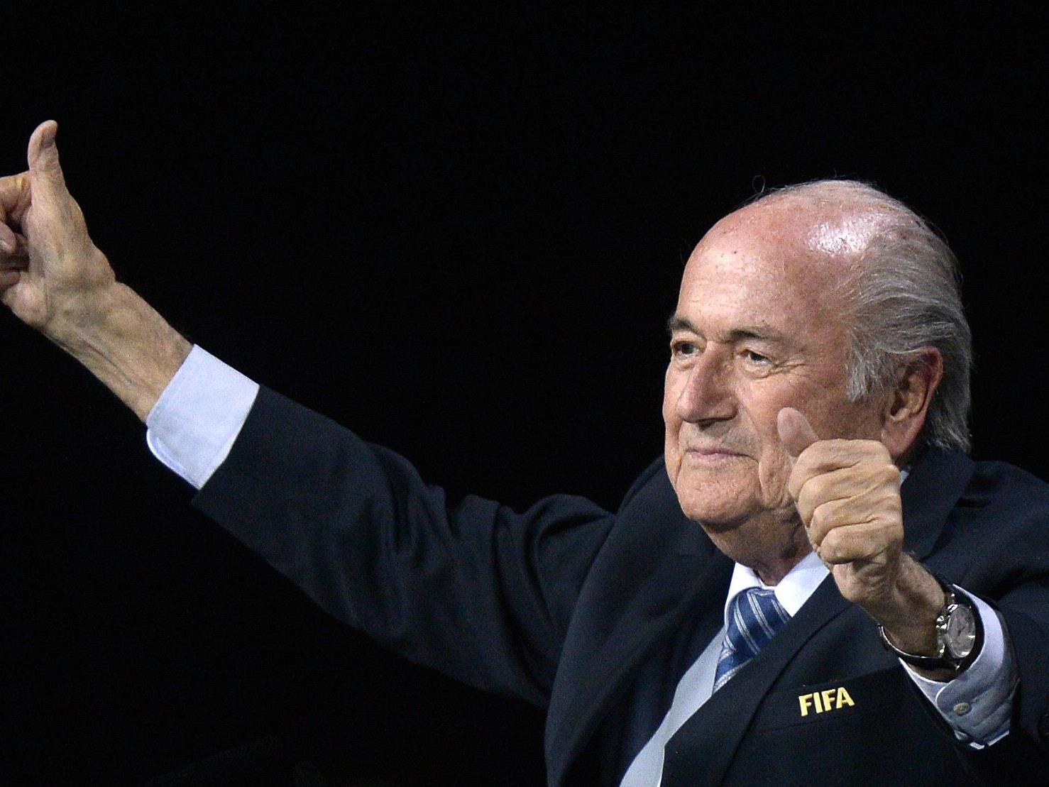 Trotz des größten Skandals der FIFA-Geschichte geht Joseph Blatter in seine fünfte Amtszeit als Präsident der FIFA.