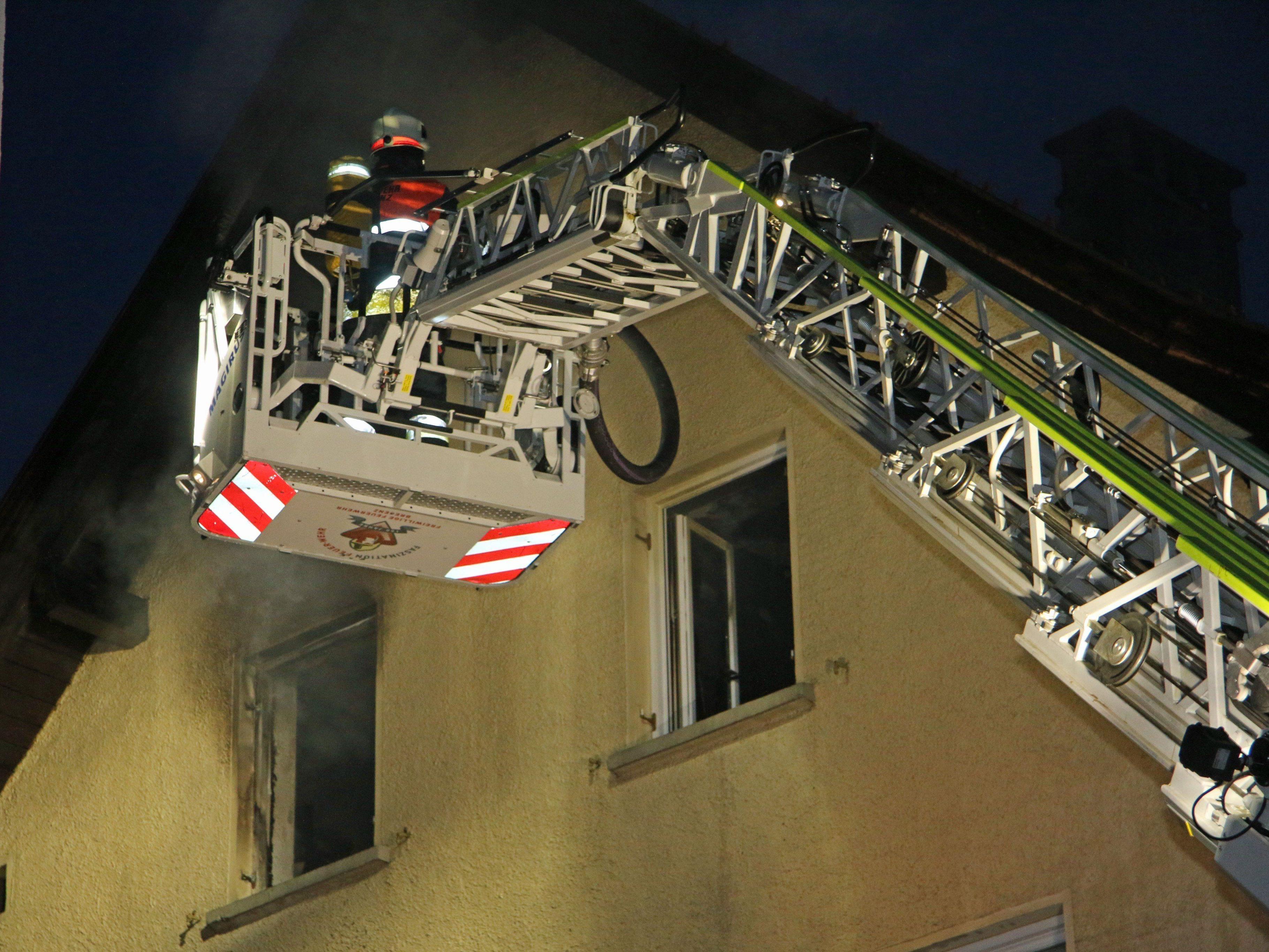 Ein Großaufgebot der Feuerwehr bekämpfte den Brand am Samstag im Bregenzer Zentrum.