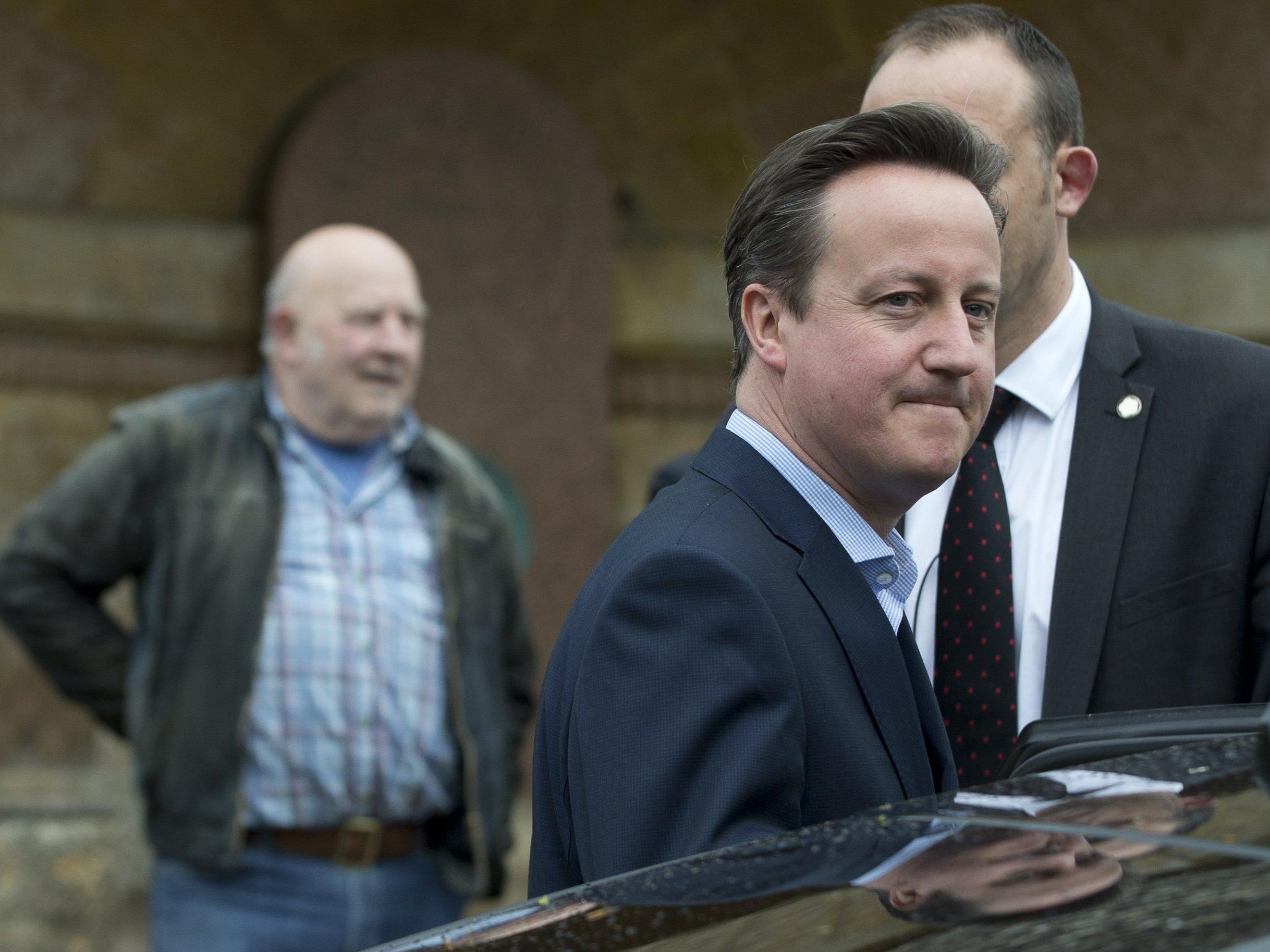 Camerons Konservative gewinnt die Parlamentswahlen in Großbritannien. An der Absoluten dürfte er aber knapp vorbeischrammen.