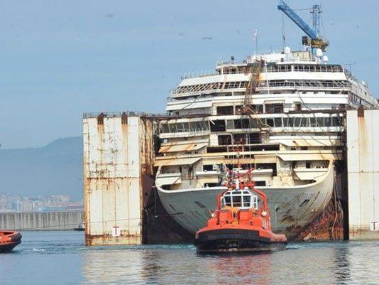 Letzte Reise: Von acht Booten innerhalb des Hafens von Genua geschleppt.