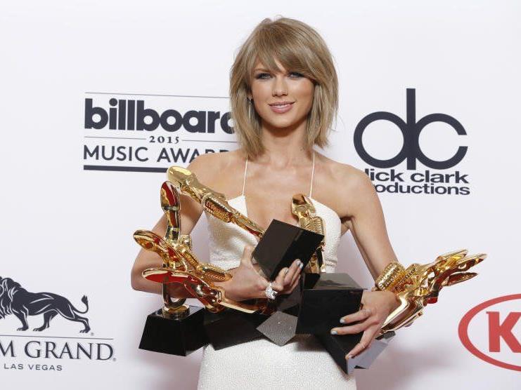 Taylor Swift konnte alle ihre Awards gar nicht auf einmal halten.