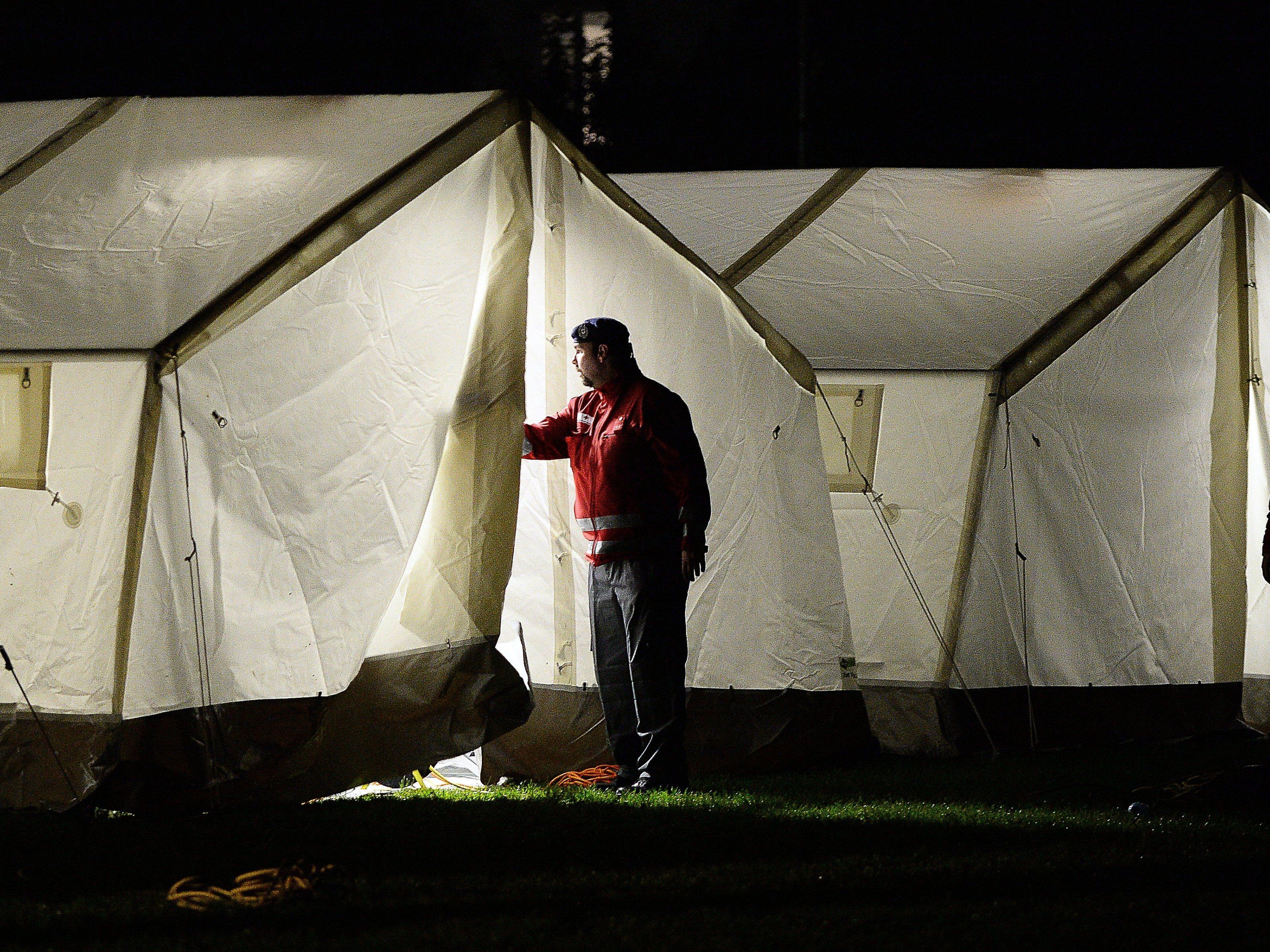 In einer Dornbirner Messehalle werden Zelte für Asylwerber aufgebaut.