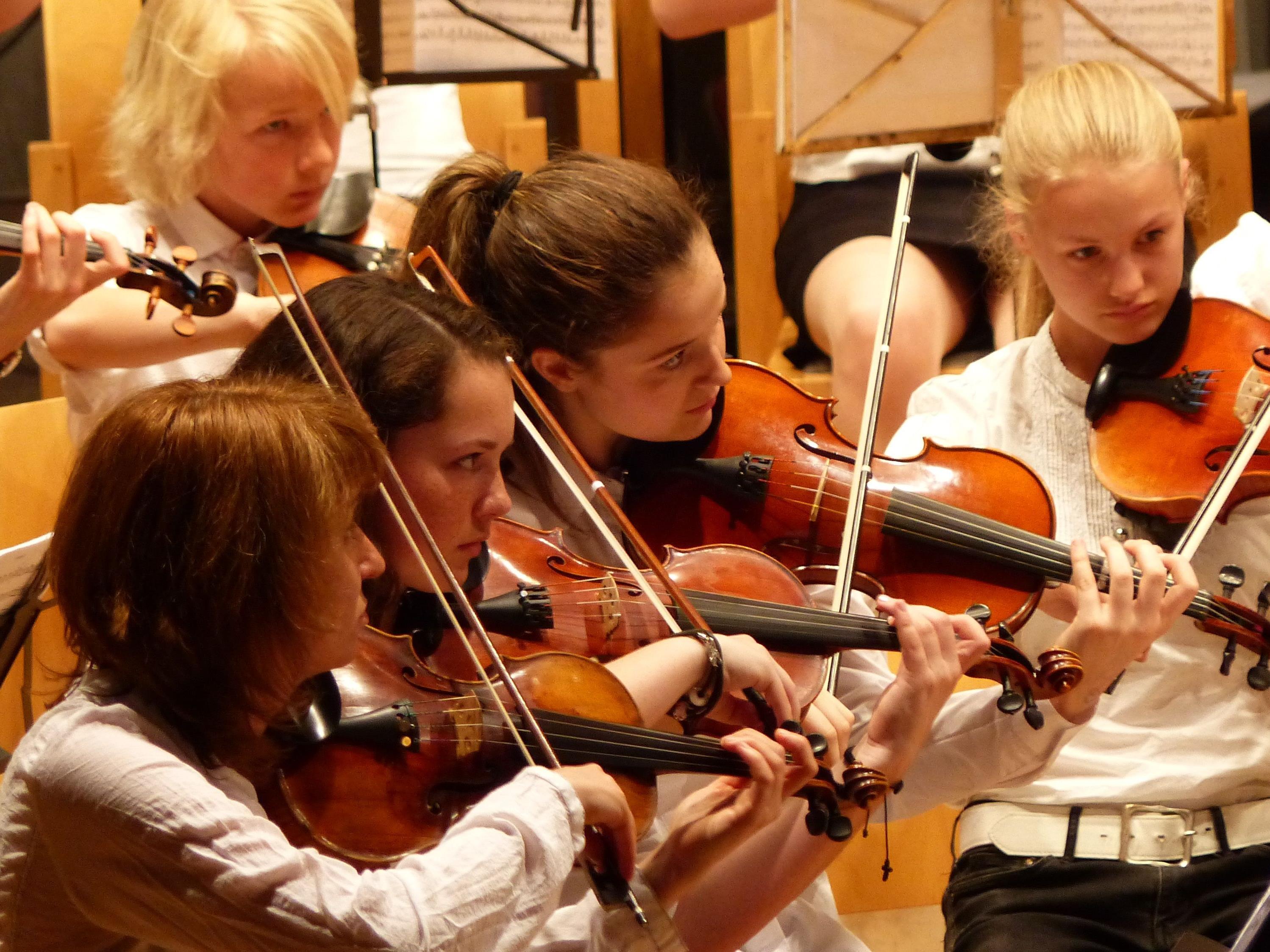 Bregenzerwälder Musikschüler musizieren bei der Orchestermatinee in Doren.