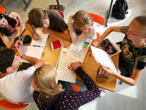 Rund 19.500 Lehrer, Eltern und Schüler nahmen in Vorarlberg an einer Befragung zur Gemeinsamen Schule teil. Rund 19.500 Lehrer, Eltern und Schüler nahmen in Vorarlberg an einer Befragung zur Gemeinsamen Schule teil.