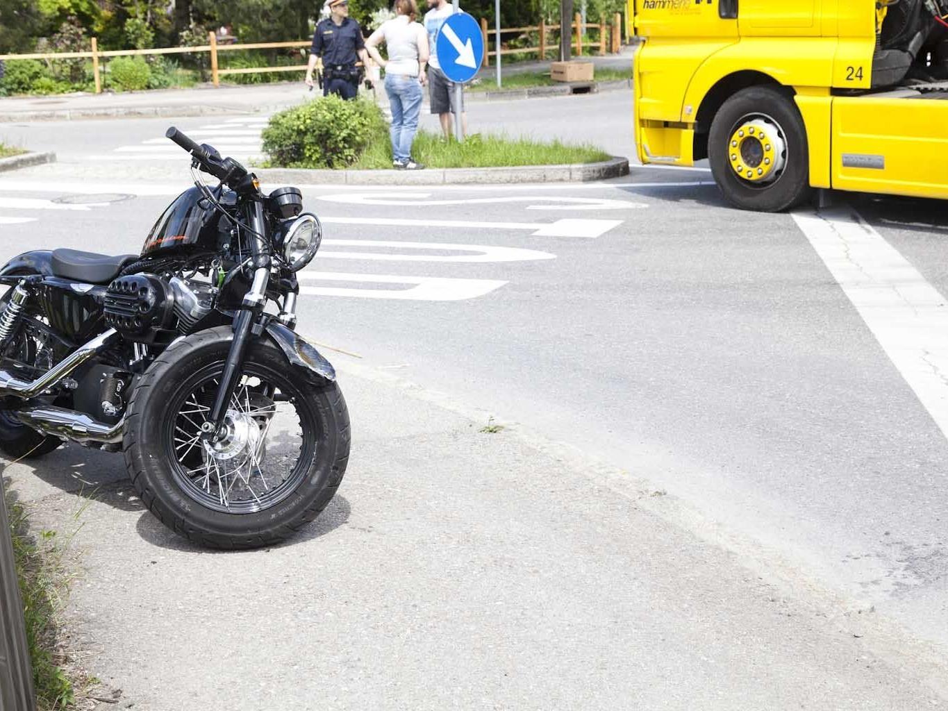 Harley-Fahrer von Pkw gerammt und schwer verletzt.