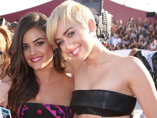 Lucy Hale and Miley Cyrus bei den MTV Music Awards Lucy Hale and Miley Cyrus bei den MTV Music Awards
