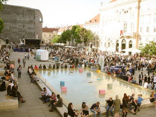 Fans vom MuseumsQuartier versammelten sich rund um den Brunnen und genossen die Eröffnung Fans vom MuseumsQuartier versammelten sich rund um den Brunnen und genossen die Eröffnung