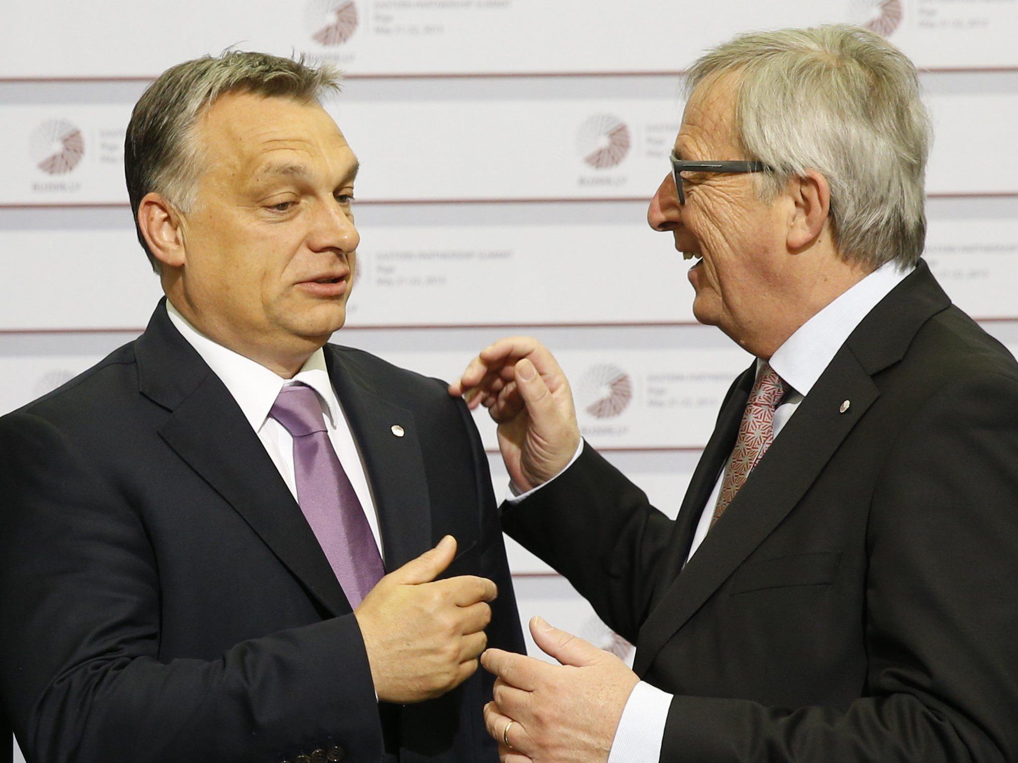 Durchaus provokant begrüßte ein gutgelaunter Juncker Orban mit "Hallo Diktator".