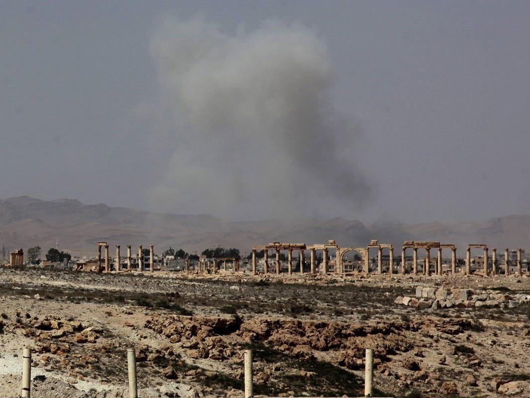 Die Welt bangt vor allem um die historischen Stätten von Palmyra, aber auch Zehntausende Zivilisten sitzen in der Wüstenstadt fest.