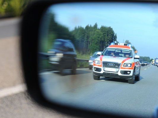 Die Rettung kümmerte sich nach dem Unfall um die drei Verletzten. Die Rettung kümmerte sich nach dem Unfall um die drei Verletzten.