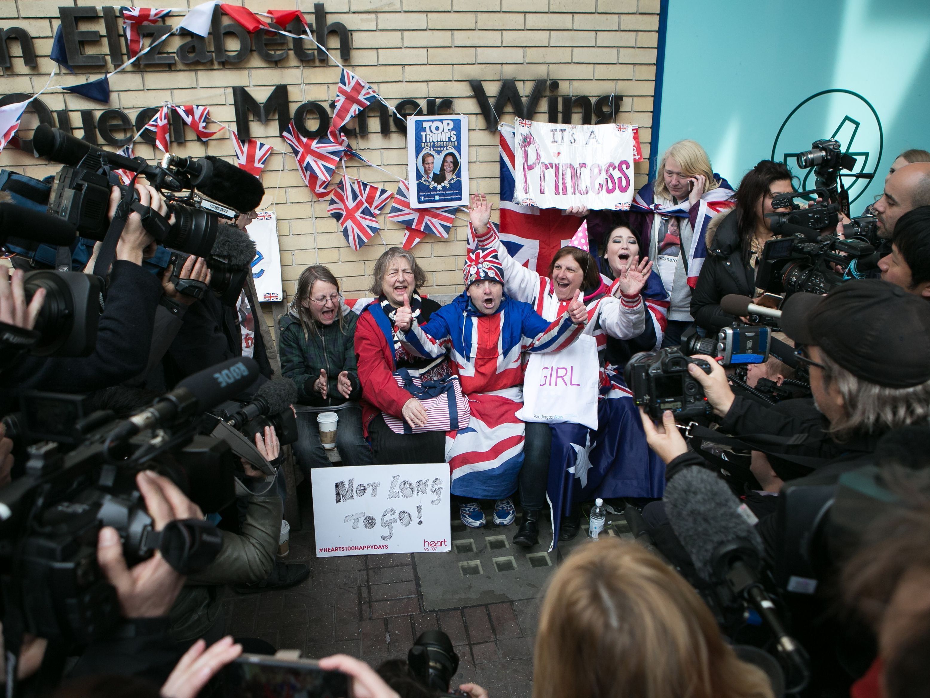 Eingefleischte Monarchie-Fans begrüßen kleine Prinzessin. Eingefleischte Monarchie-Fans begrüßen kleine Prinzessin.