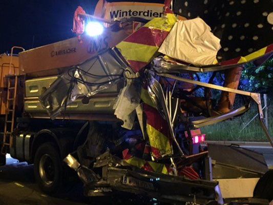 Der Unfall auf der S2 forderte drei Verletzte. Der Unfall auf der S2 forderte drei Verletzte.