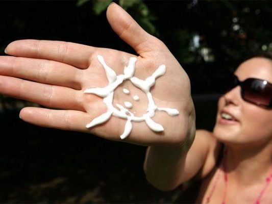 Nicht auf den Sonnenschutz in der warmen Jahreszeit vergessen. Nicht auf den Sonnenschutz in der warmen Jahreszeit vergessen.