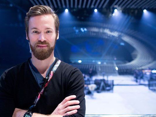 Stage Director Marvin Dietmann vor der ESC-Bühne. Stage Director Marvin Dietmann vor der ESC-Bühne.