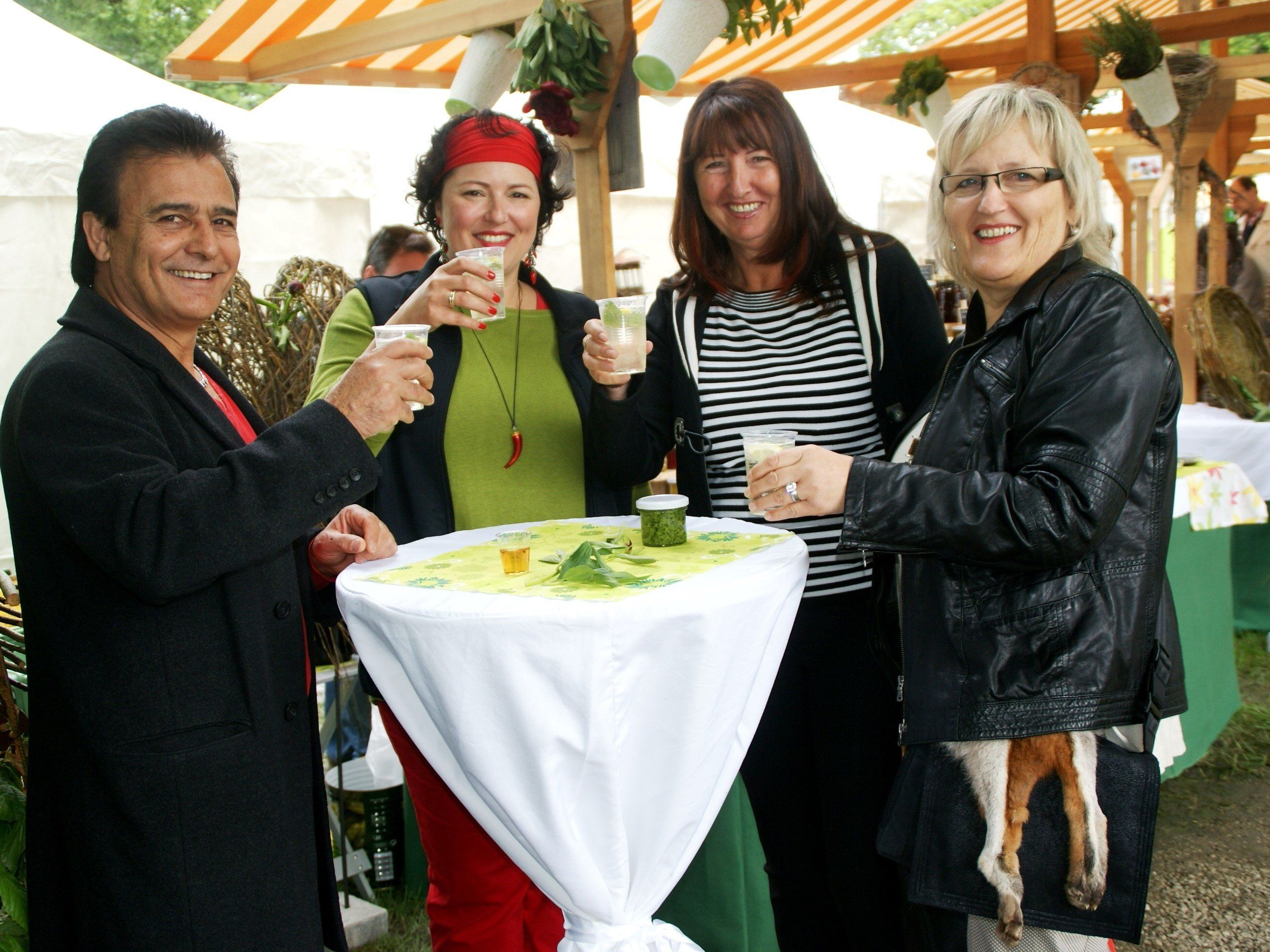 v.li. Hasan, Daniela, Tina und Franzi genossen das Markttreiben v.li. Hasan, Daniela, Tina und Franzi genossen das Markttreiben