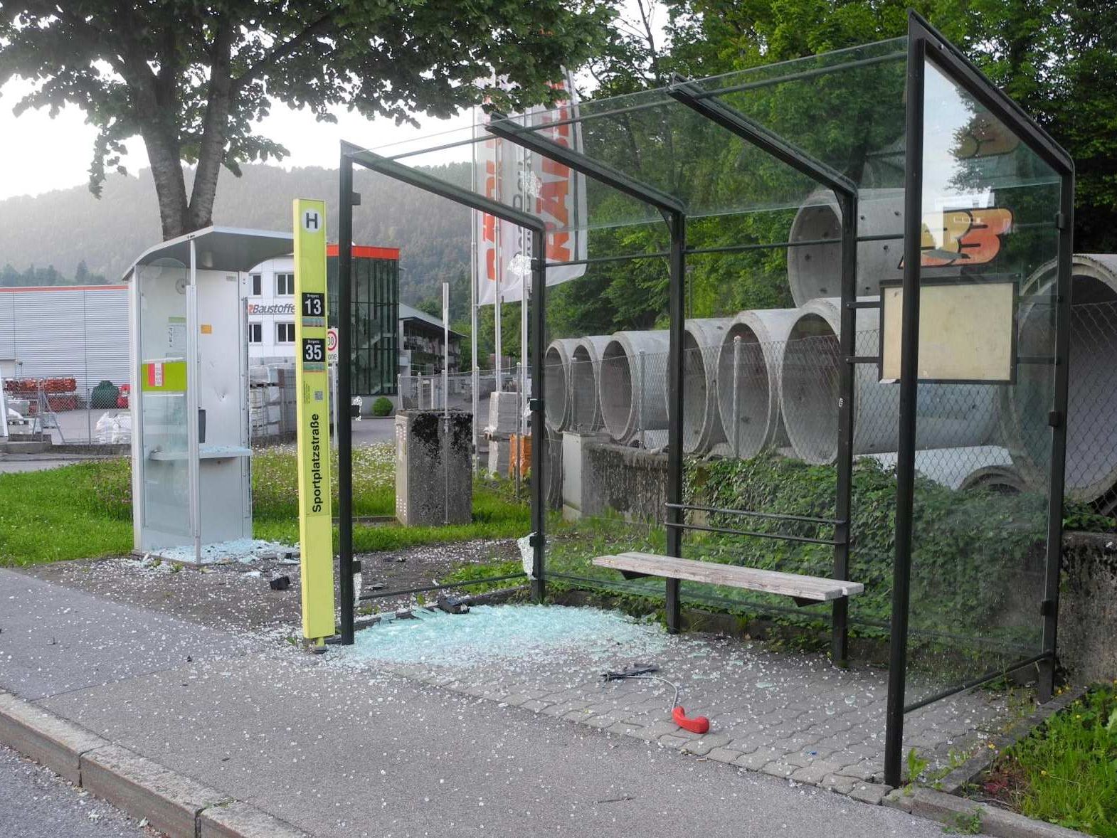 Der Fernsprechapparat wurde durch die Wucht der Explosion völlig zerstört. Der Fernsprechapparat wurde durch die Wucht der Explosion völlig zerstört.