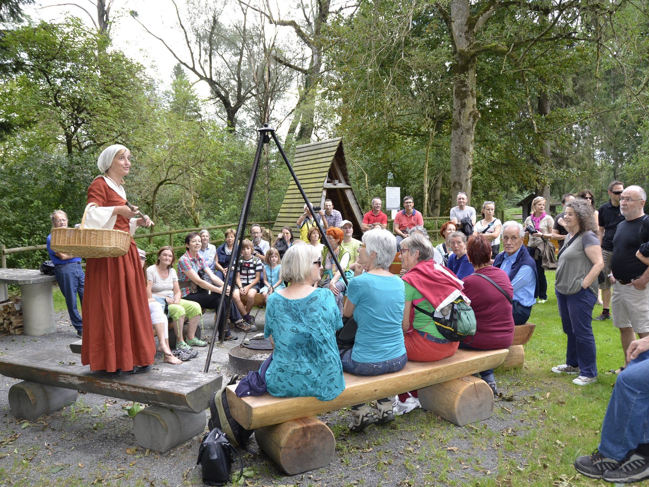 Gemeinsamer Spaziergang mit Sagen und Geschichten vom Jahr 2014. Gemeinsamer Spaziergang mit Sagen und Geschichten vom Jahr 2014.