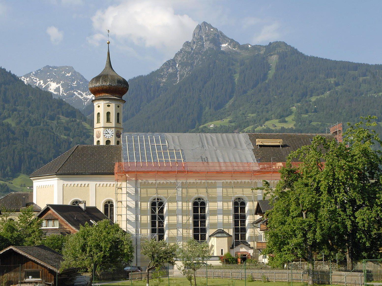 Das Dach der Schrunser Pfarrkirche wird innerhalb von ungefähr drei Monaten erneuert.