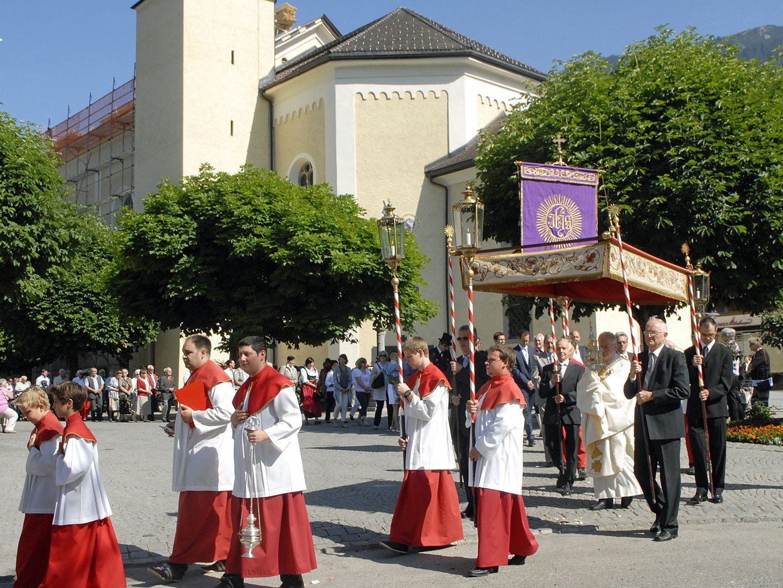 Unter einem Stoffbaldachin, "Himmel" genannt, trug Pfarrer Herbert Böhler die Monstranz. Unter einem Stoffbaldachin, "Himmel" genannt, trug Pfarrer Herbert Böhler die Monstranz.