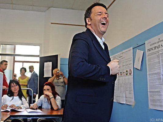 Fröhlicher Matteo Renzi bei der Stimmabgabe nach Florenz