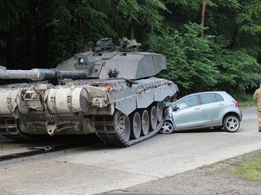 Panzer überrollte Auto