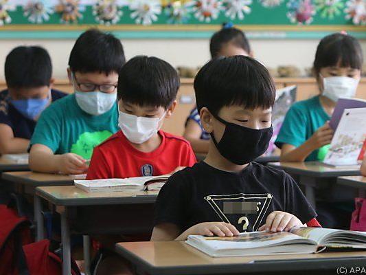 Schulkinder in Südkorea mit Atemschutzmasken