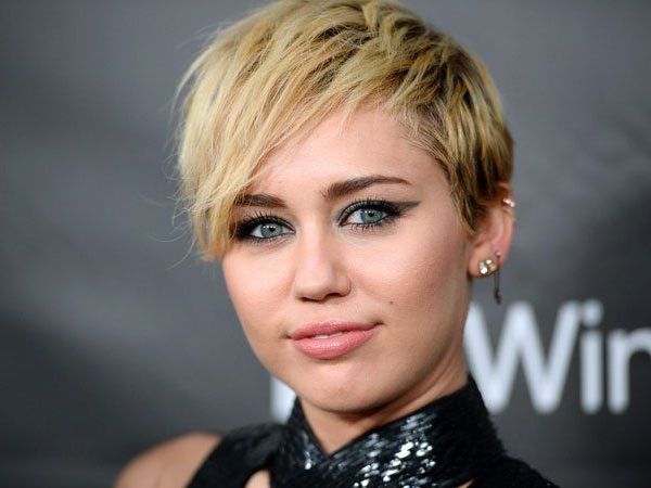 Miley Cyrus zeigt sich nackt im Magazin "Paper". Miley Cyrus zeigt sich nackt im Magazin "Paper".