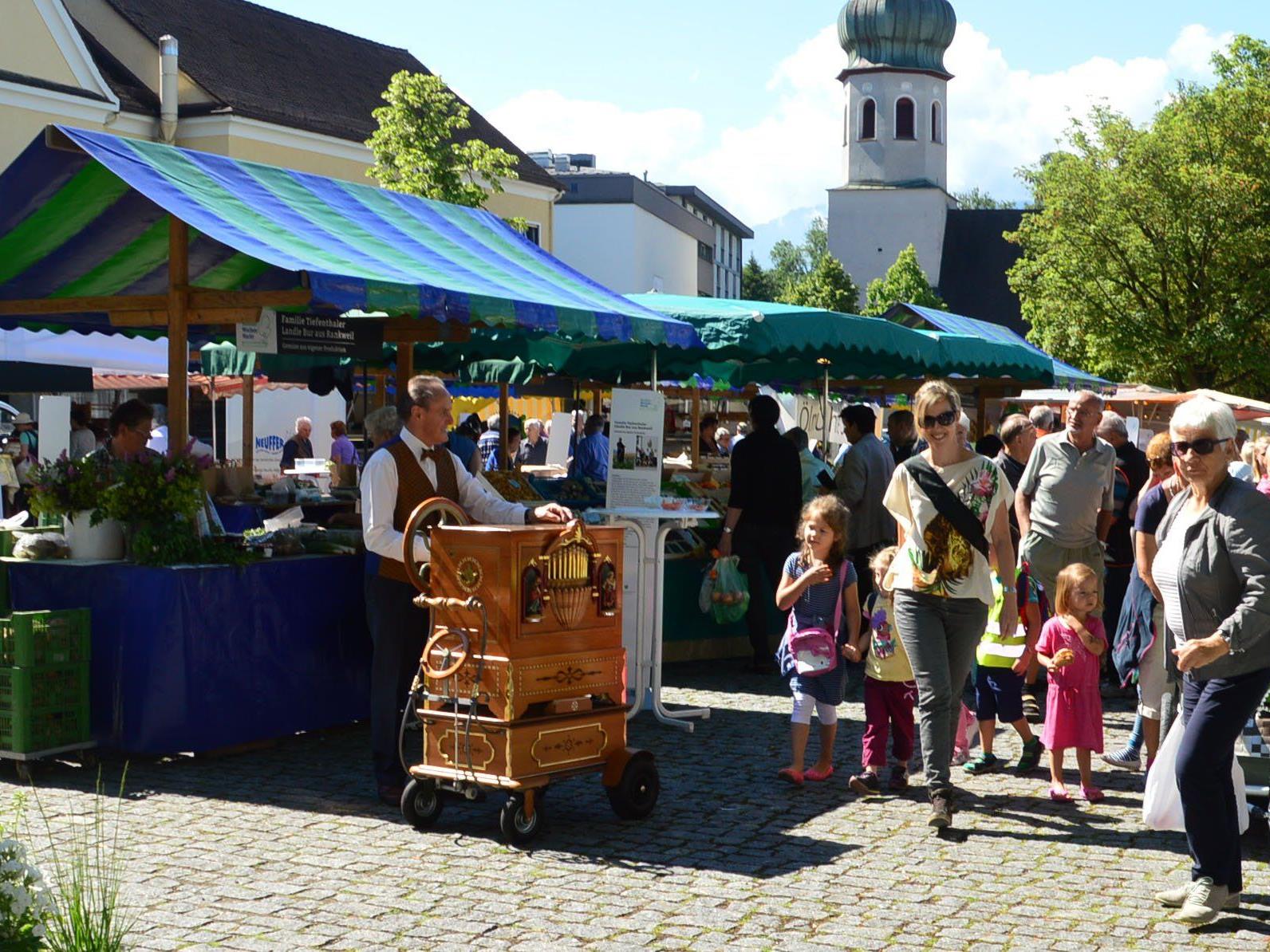 Der Wochenmarkt verzeichnete bei sommerlichen Temperaturen einen Besucherrekord.
