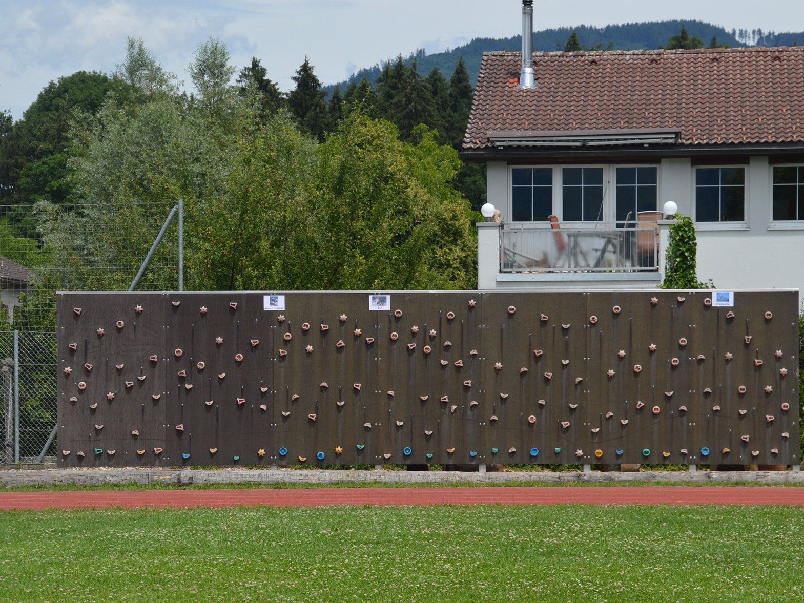 Die Kletterwand bei der Volksschule Montfort ist eines von mehreren bewegungsfördernden Elementen, die den Pausenhof aufwerten sollen. Die Kletterwand bei der Volksschule Montfort ist eines von mehreren bewegungsfördernden Elementen, die den Pausenhof aufwerten sollen.