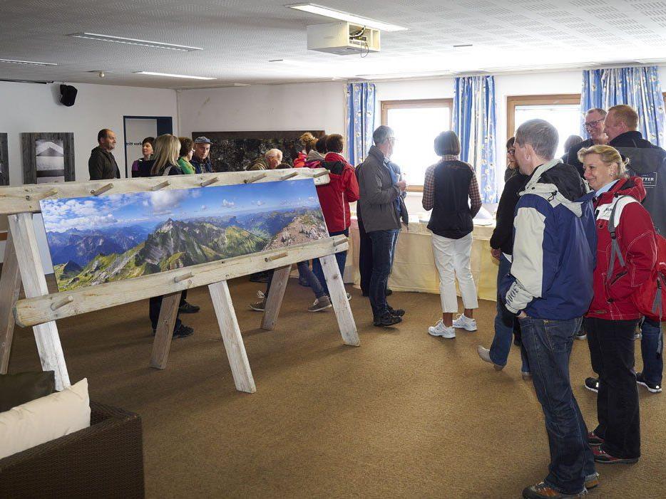 interessierte Besucher bei der Fotoausstellung interessierte Besucher bei der Fotoausstellung