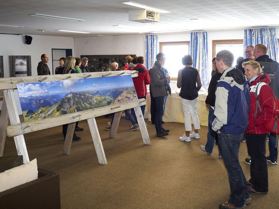 interessierte Besucher bei der Fotoausstellung