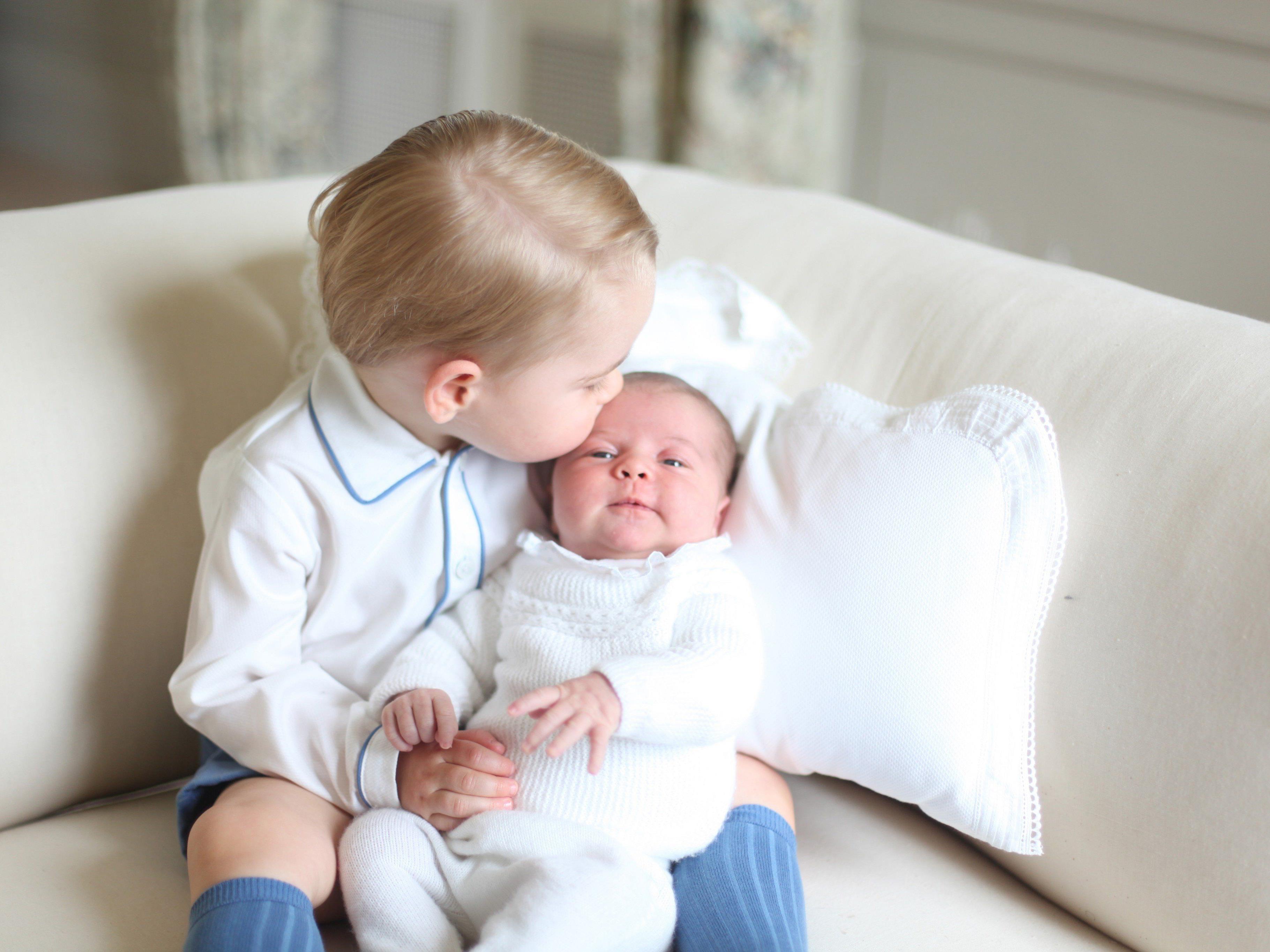 So süß sind die ersten Bilder von Prinz George und Prinzessin Charlotte. So süß sind die ersten Bilder von Prinz George und Prinzessin Charlotte.