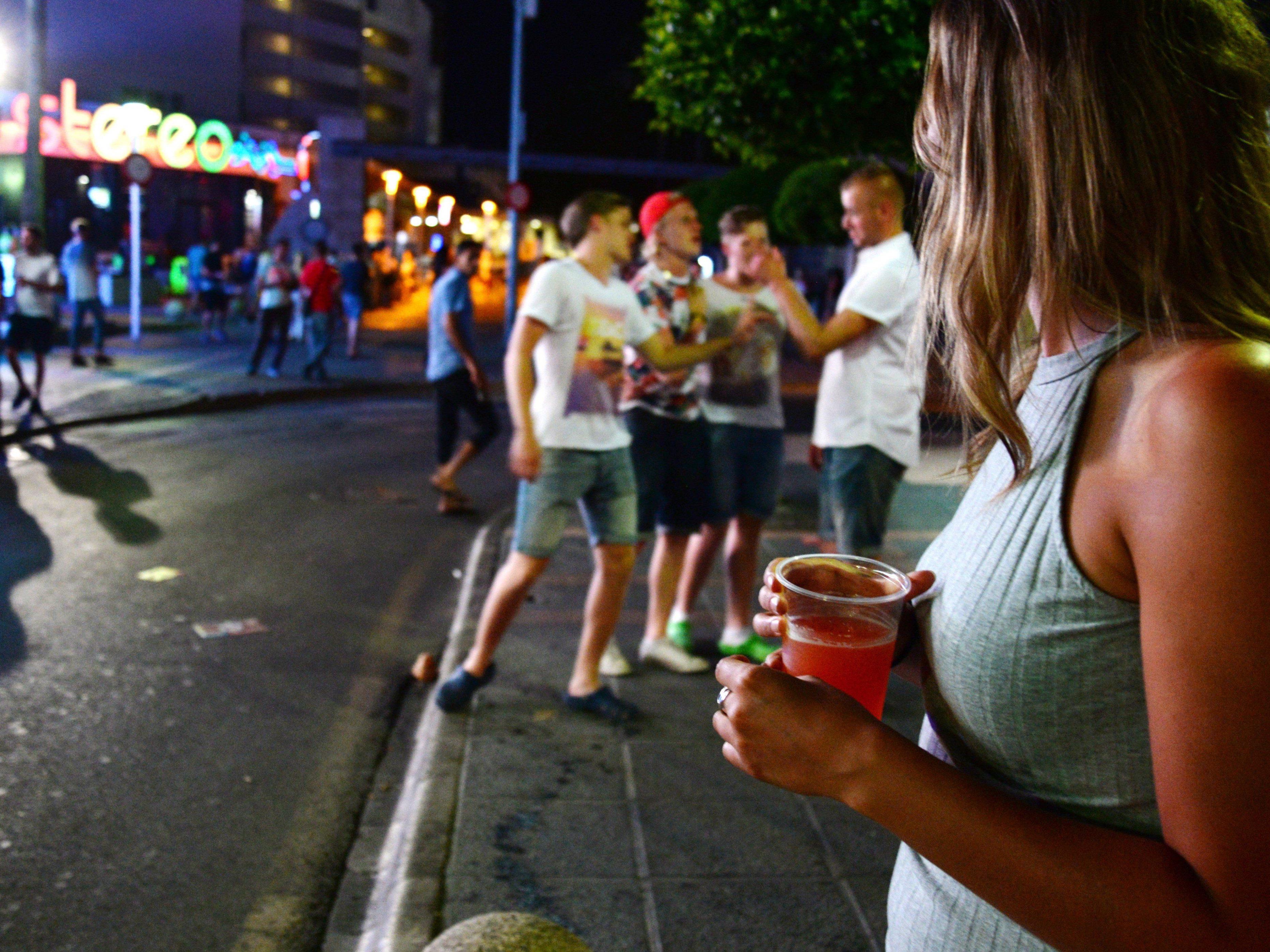 In Magaluf auf Mallorca sollen enue Benimmregeln Trinkgelage und Exzesse eindämmen. In Magaluf auf Mallorca sollen enue Benimmregeln Trinkgelage und Exzesse eindämmen.