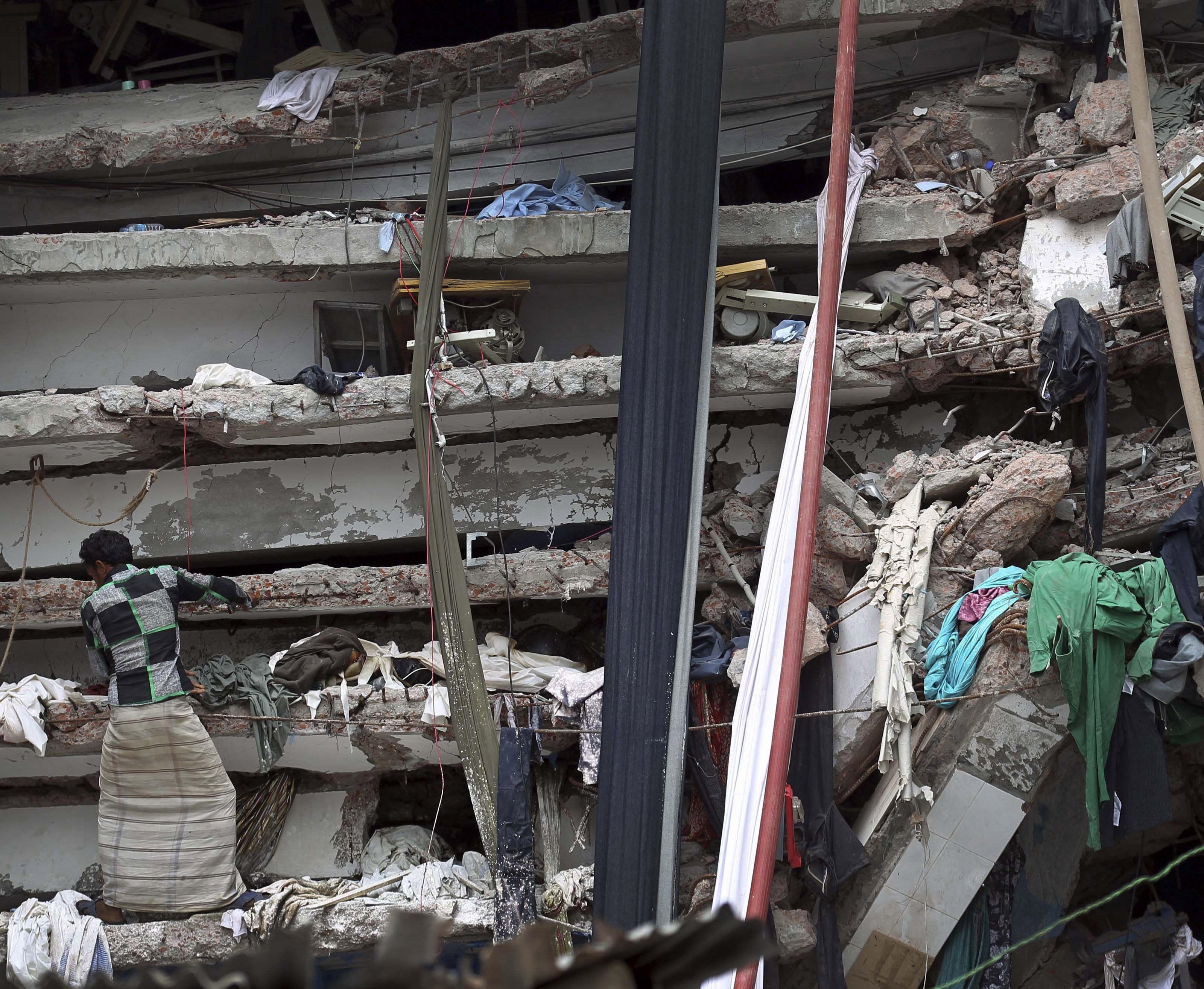 In Bangladesch fiel eine Fabrik den Flammen zum Opfer. In Bangladesch fiel eine Fabrik den Flammen zum Opfer.