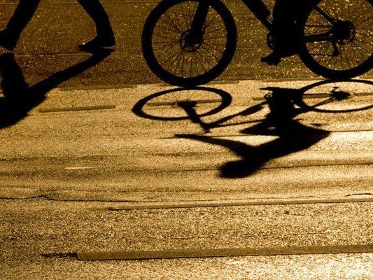 Ein Fahrradfahrer und ein Jogger waren in einen Unfall verwickelt. Ein Fahrradfahrer und ein Jogger waren in einen Unfall verwickelt.