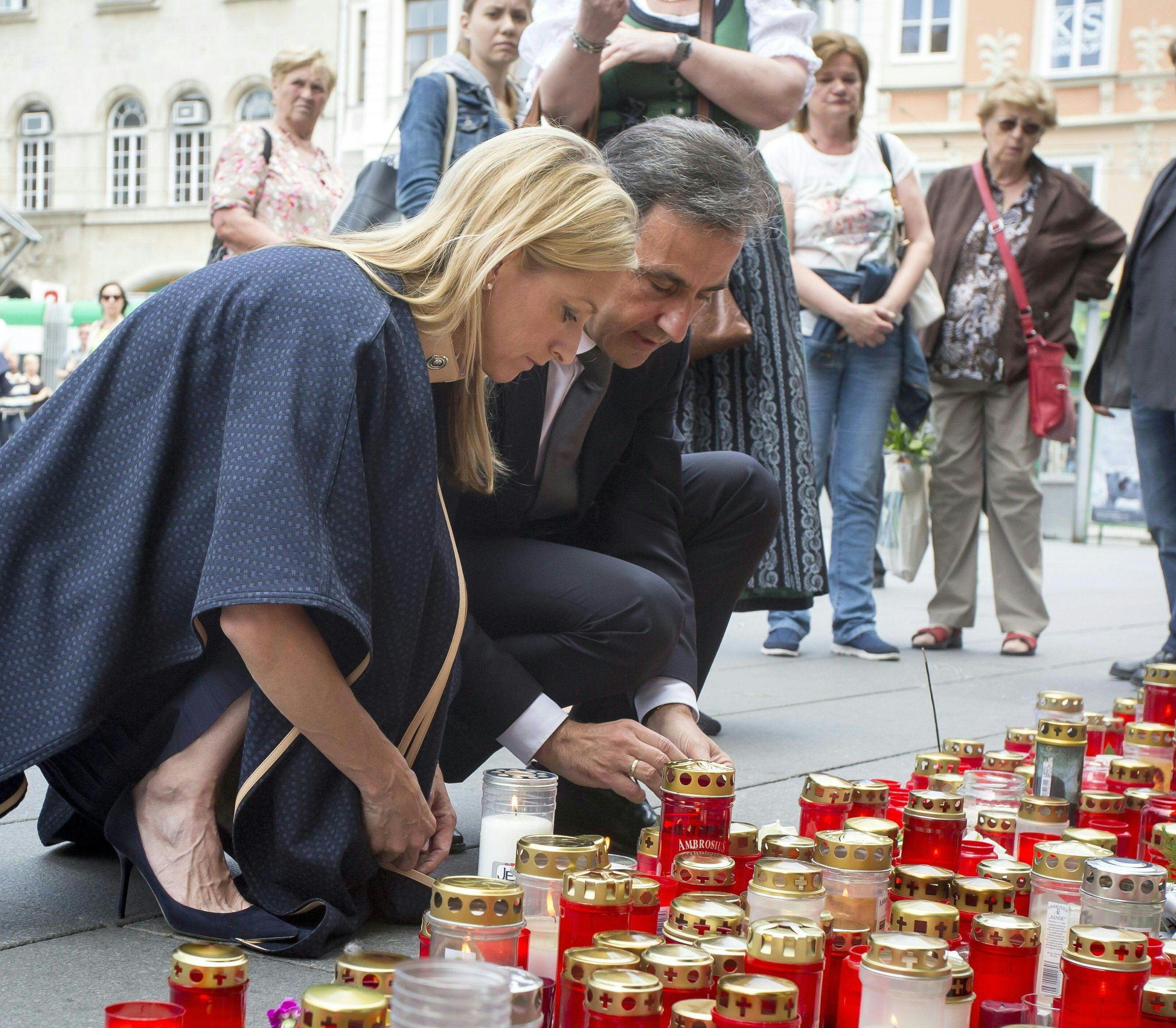 Auch US-Botschafterin Alexa Wesner zündet vor dem Rathaus eine Kerze an. Auch US-Botschafterin Alexa Wesner zündet vor dem Rathaus eine Kerze an.