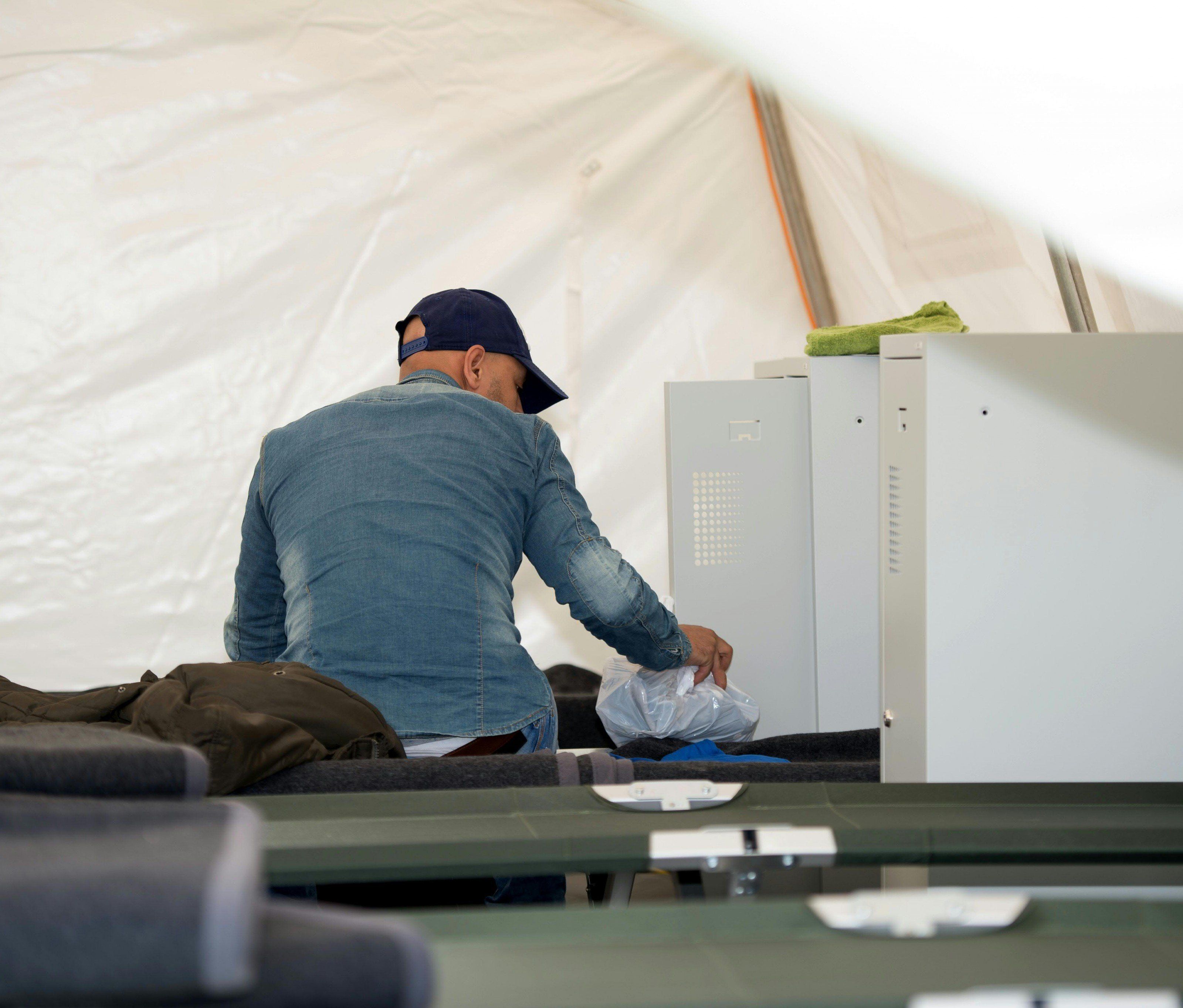 Während Flüchtlinge in Zelten untergebracht werden, diskutiert man immer wieder die Kosten ihrer Unterbringung. Während Flüchtlinge in Zelten untergebracht werden, diskutiert man immer wieder die Kosten ihrer Unterbringung.