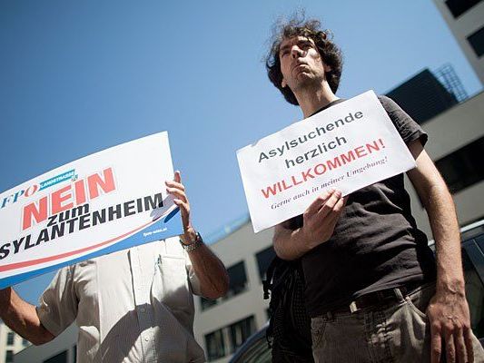 Bei der Protestaktion der Wiener FPÖ - es waren weit mehr Gegendemonstranten als Teilnehmer vor Ort Bei der Protestaktion der Wiener FPÖ - es waren weit mehr Gegendemonstranten als Teilnehmer vor Ort