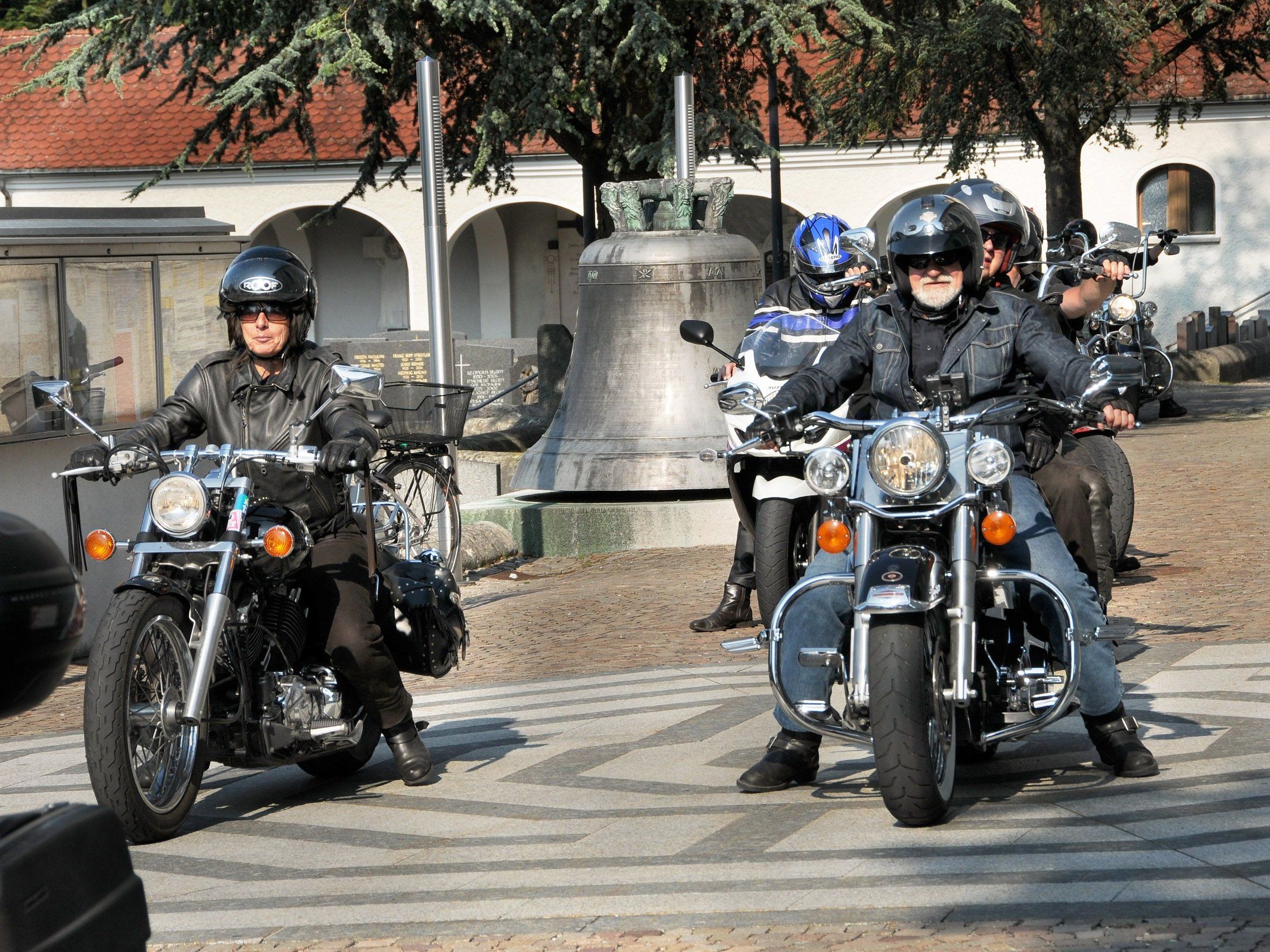 Ab 17: 30 Uhr rollen am Samstag, dem 4. Juli, die Motorräder bei der Höchster Kirche vor. Ab 17: 30 Uhr rollen am Samstag, dem 4. Juli, die Motorräder bei der Höchster Kirche vor.