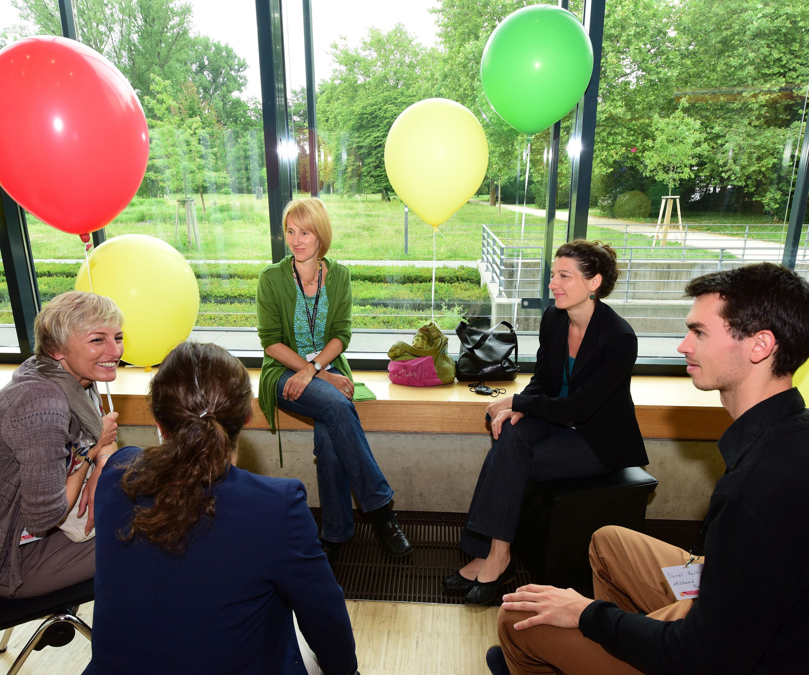 Die Luftballon-Farben signalisieren mehr oder weniger Kongresserfahrung – Austausch auf Augenhöhe ist dennoch selbstverständlich.